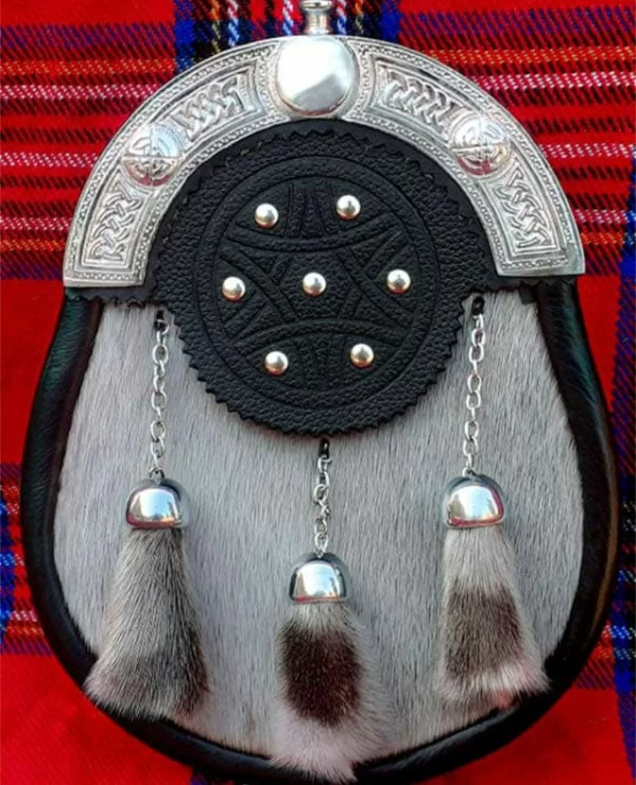 white_seal_skin_full_dress_sporran.jpg.webp White Seal Skin Full Dress Sporran - Image 1